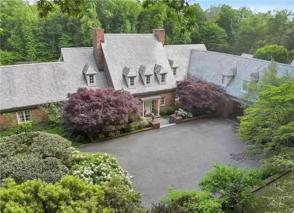 The Home in Connecticut is a luxurious home surrounded by perennial gardens, lush rolling lawns and gorgeous outdoor spaces now available for sale. This home located at 1194 Smith Ridge Rd, New Canaan, Connecticut; offering 05 bedrooms and 09 bathrooms with 8,623 square feet of living spaces.