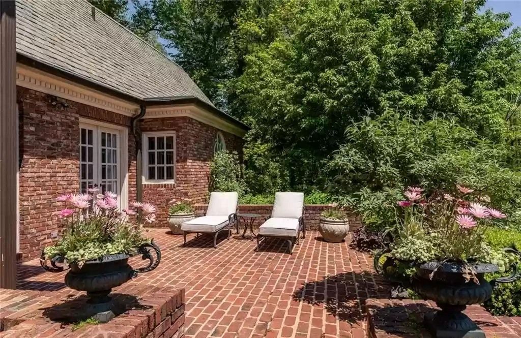 The Home in Connecticut is a luxurious home surrounded by perennial gardens, lush rolling lawns and gorgeous outdoor spaces now available for sale. This home located at 1194 Smith Ridge Rd, New Canaan, Connecticut; offering 05 bedrooms and 09 bathrooms with 8,623 square feet of living spaces.