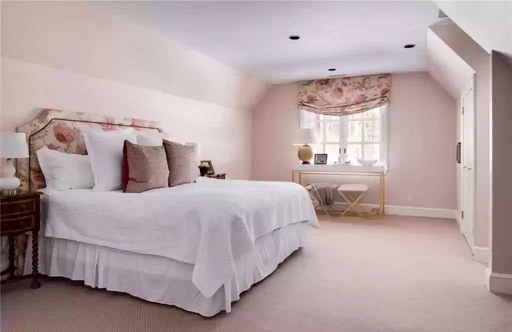 The Home in Connecticut is a luxurious home surrounded by perennial gardens, lush rolling lawns and gorgeous outdoor spaces now available for sale. This home located at 1194 Smith Ridge Rd, New Canaan, Connecticut; offering 05 bedrooms and 09 bathrooms with 8,623 square feet of living spaces.