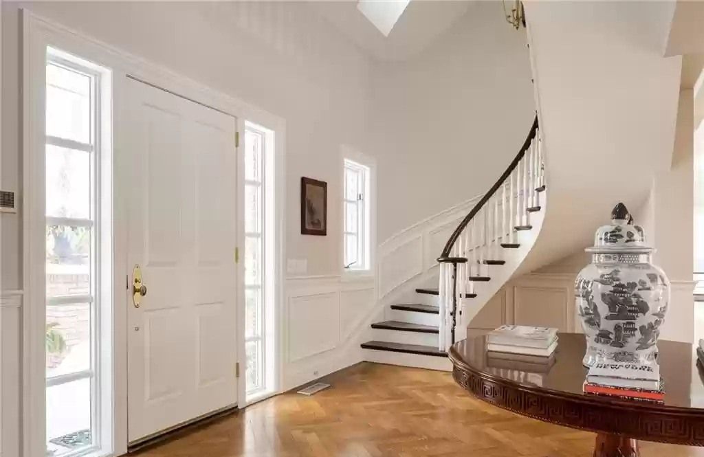 The Home in Connecticut is a luxurious home surrounded by perennial gardens, lush rolling lawns and gorgeous outdoor spaces now available for sale. This home located at 1194 Smith Ridge Rd, New Canaan, Connecticut; offering 05 bedrooms and 09 bathrooms with 8,623 square feet of living spaces.