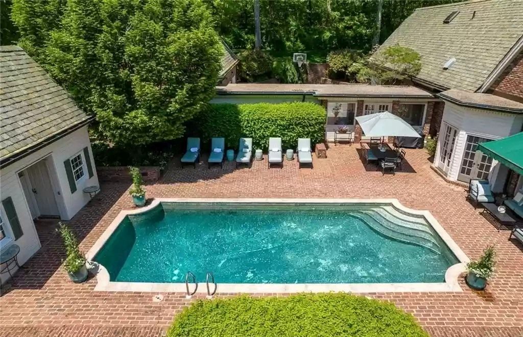 The Home in Connecticut is a luxurious home surrounded by perennial gardens, lush rolling lawns and gorgeous outdoor spaces now available for sale. This home located at 1194 Smith Ridge Rd, New Canaan, Connecticut; offering 05 bedrooms and 09 bathrooms with 8,623 square feet of living spaces.