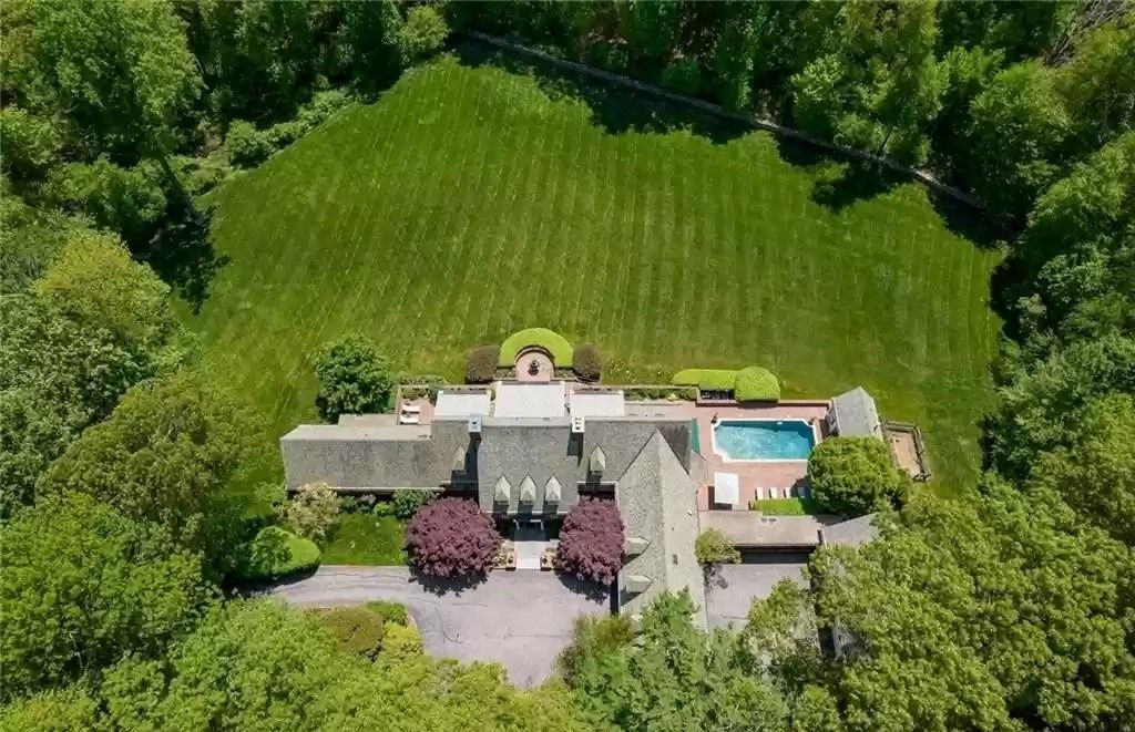 The Home in Connecticut is a luxurious home surrounded by perennial gardens, lush rolling lawns and gorgeous outdoor spaces now available for sale. This home located at 1194 Smith Ridge Rd, New Canaan, Connecticut; offering 05 bedrooms and 09 bathrooms with 8,623 square feet of living spaces.