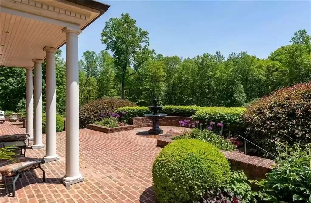 The Home in Connecticut is a luxurious home surrounded by perennial gardens, lush rolling lawns and gorgeous outdoor spaces now available for sale. This home located at 1194 Smith Ridge Rd, New Canaan, Connecticut; offering 05 bedrooms and 09 bathrooms with 8,623 square feet of living spaces.