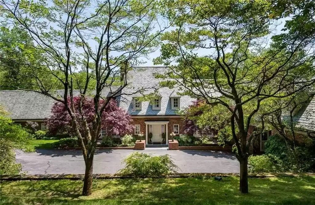 The Home in Connecticut is a luxurious home surrounded by perennial gardens, lush rolling lawns and gorgeous outdoor spaces now available for sale. This home located at 1194 Smith Ridge Rd, New Canaan, Connecticut; offering 05 bedrooms and 09 bathrooms with 8,623 square feet of living spaces.