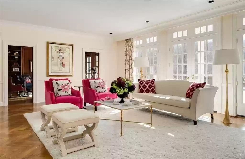 The Home in Connecticut is a luxurious home surrounded by perennial gardens, lush rolling lawns and gorgeous outdoor spaces now available for sale. This home located at 1194 Smith Ridge Rd, New Canaan, Connecticut; offering 05 bedrooms and 09 bathrooms with 8,623 square feet of living spaces.