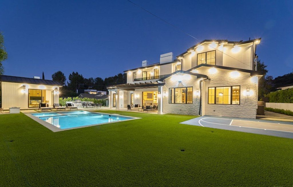 The Home in Encino is a masterfully crafted manor built with tasteful finishes and impeccable attention to detail now available for sale. This home located at 16739 Octavia Pl, Encino, California