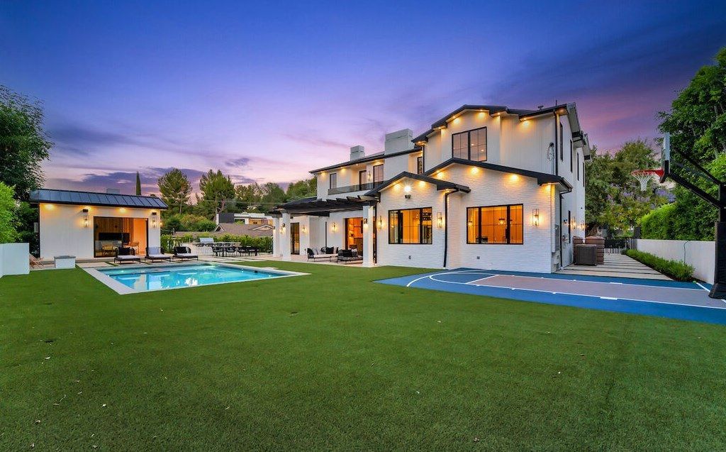 The Home in Encino is a masterfully crafted manor built with tasteful finishes and impeccable attention to detail now available for sale. This home located at 16739 Octavia Pl, Encino, California
