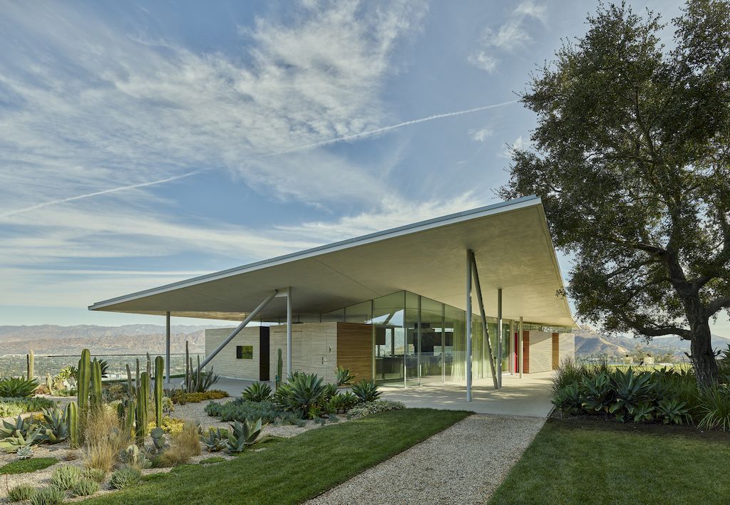 California House in Hollywood Hills with an Angular Roof by Luck+