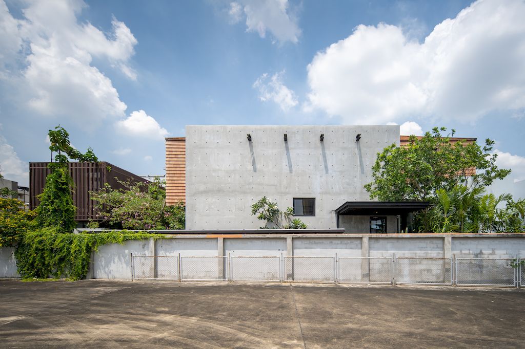 427 House Unique and Impressive Design by Maincourse Architect 21