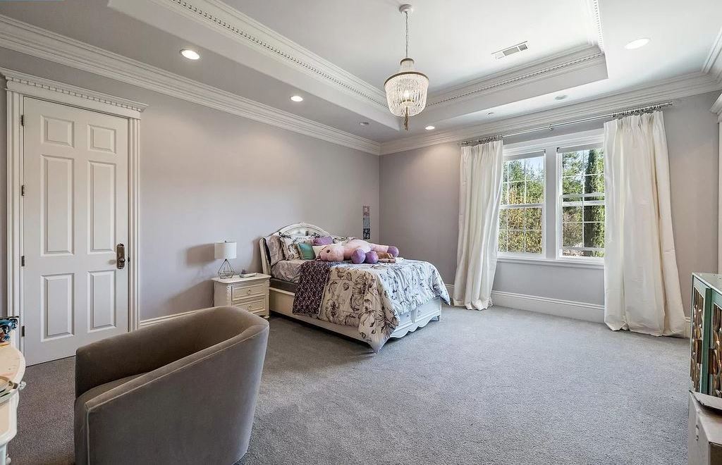 The Estate in Alamo, an entertainer’s paradise nestled on an exclusive and private flat 1.56 acres with all amenities for the premium California lifestyle is now available for sale. This home located at 115 Stephanie Ct, Alamo, California