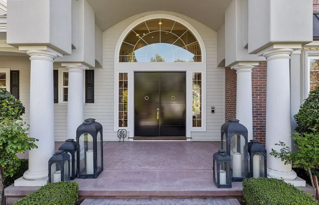 The Estate in Alamo, an entertainer’s paradise nestled on an exclusive and private flat 1.56 acres with all amenities for the premium California lifestyle is now available for sale. This home located at 115 Stephanie Ct, Alamo, California