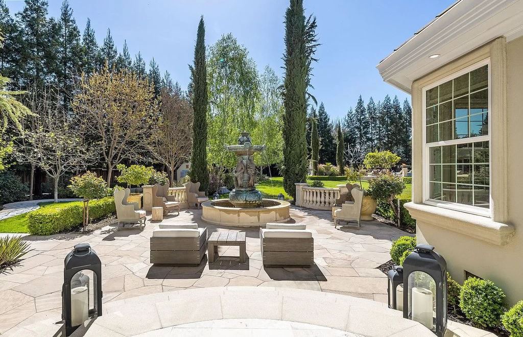 The Estate in Alamo, an entertainer’s paradise nestled on an exclusive and private flat 1.56 acres with all amenities for the premium California lifestyle is now available for sale. This home located at 115 Stephanie Ct, Alamo, California
