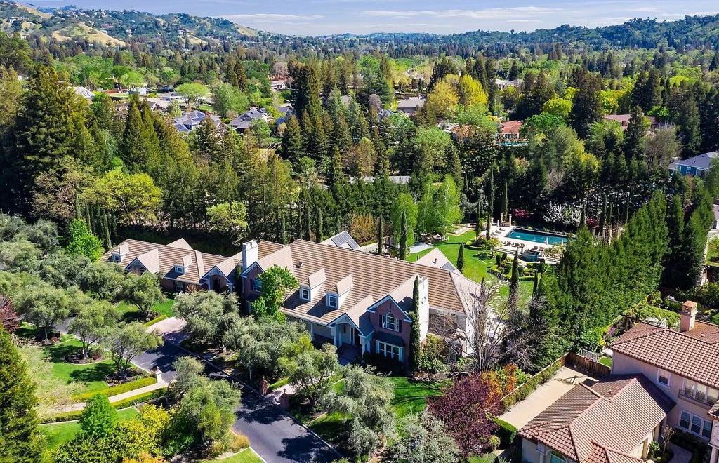 The Estate in Alamo, an entertainer’s paradise nestled on an exclusive and private flat 1.56 acres with all amenities for the premium California lifestyle is now available for sale. This home located at 115 Stephanie Ct, Alamo, California