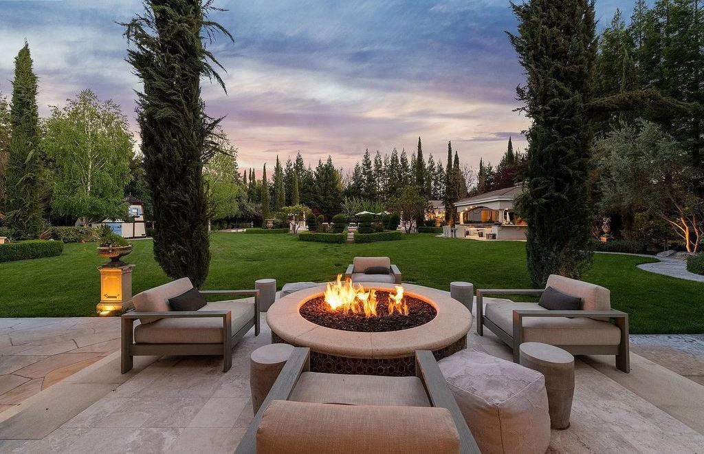 The Estate in Alamo, an entertainer’s paradise nestled on an exclusive and private flat 1.56 acres with all amenities for the premium California lifestyle is now available for sale. This home located at 115 Stephanie Ct, Alamo, California