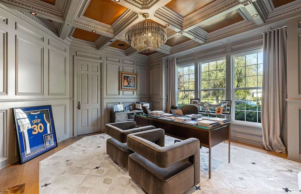 The Estate in Alamo, an entertainer’s paradise nestled on an exclusive and private flat 1.56 acres with all amenities for the premium California lifestyle is now available for sale. This home located at 115 Stephanie Ct, Alamo, California