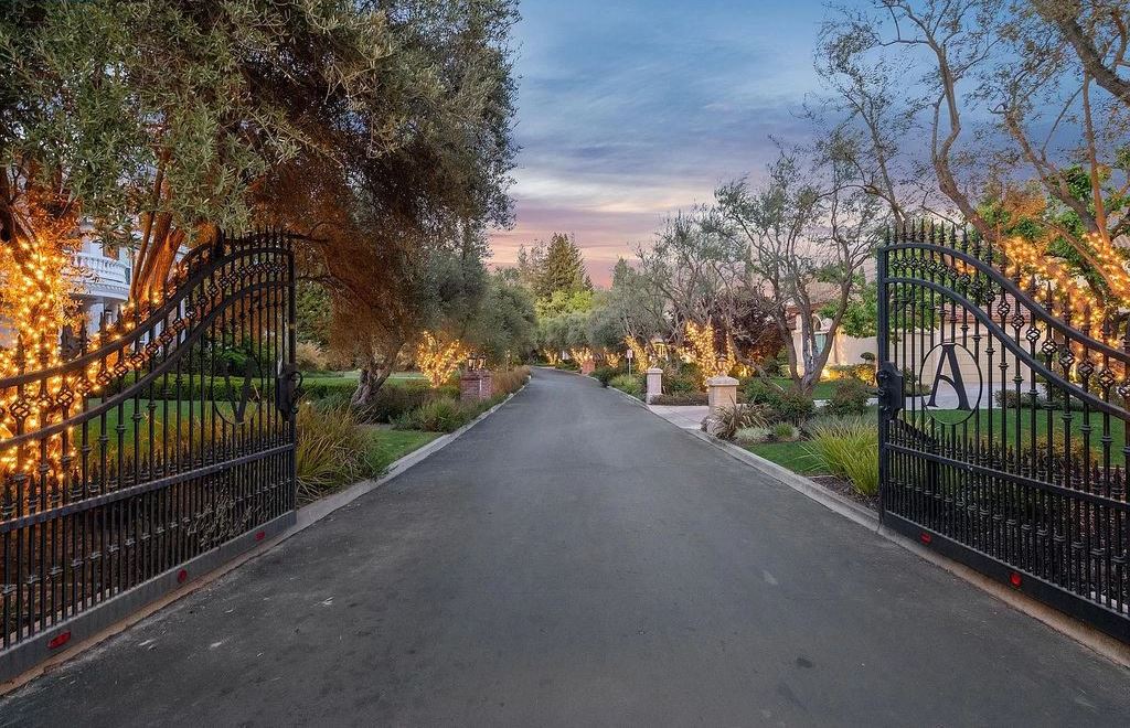 The Estate in Alamo, an entertainer’s paradise nestled on an exclusive and private flat 1.56 acres with all amenities for the premium California lifestyle is now available for sale. This home located at 115 Stephanie Ct, Alamo, California
