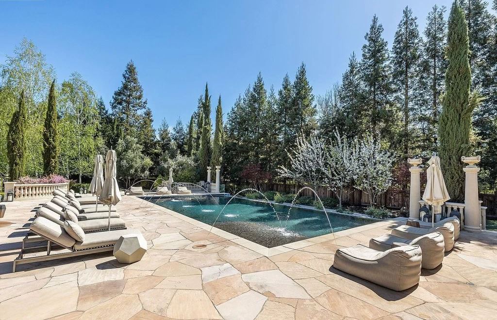 The Estate in Alamo, an entertainer’s paradise nestled on an exclusive and private flat 1.56 acres with all amenities for the premium California lifestyle is now available for sale. This home located at 115 Stephanie Ct, Alamo, California