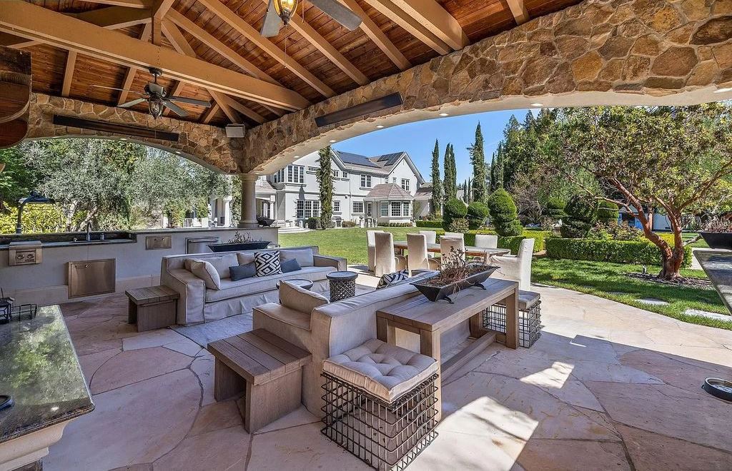 The Estate in Alamo, an entertainer’s paradise nestled on an exclusive and private flat 1.56 acres with all amenities for the premium California lifestyle is now available for sale. This home located at 115 Stephanie Ct, Alamo, California