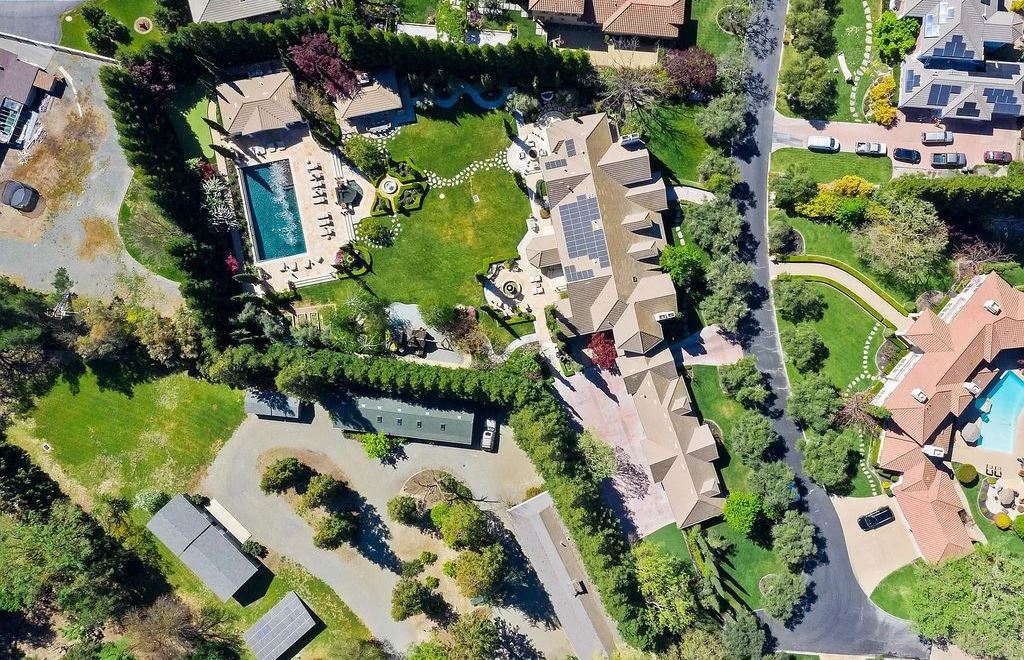 The Estate in Alamo, an entertainer’s paradise nestled on an exclusive and private flat 1.56 acres with all amenities for the premium California lifestyle is now available for sale. This home located at 115 Stephanie Ct, Alamo, California