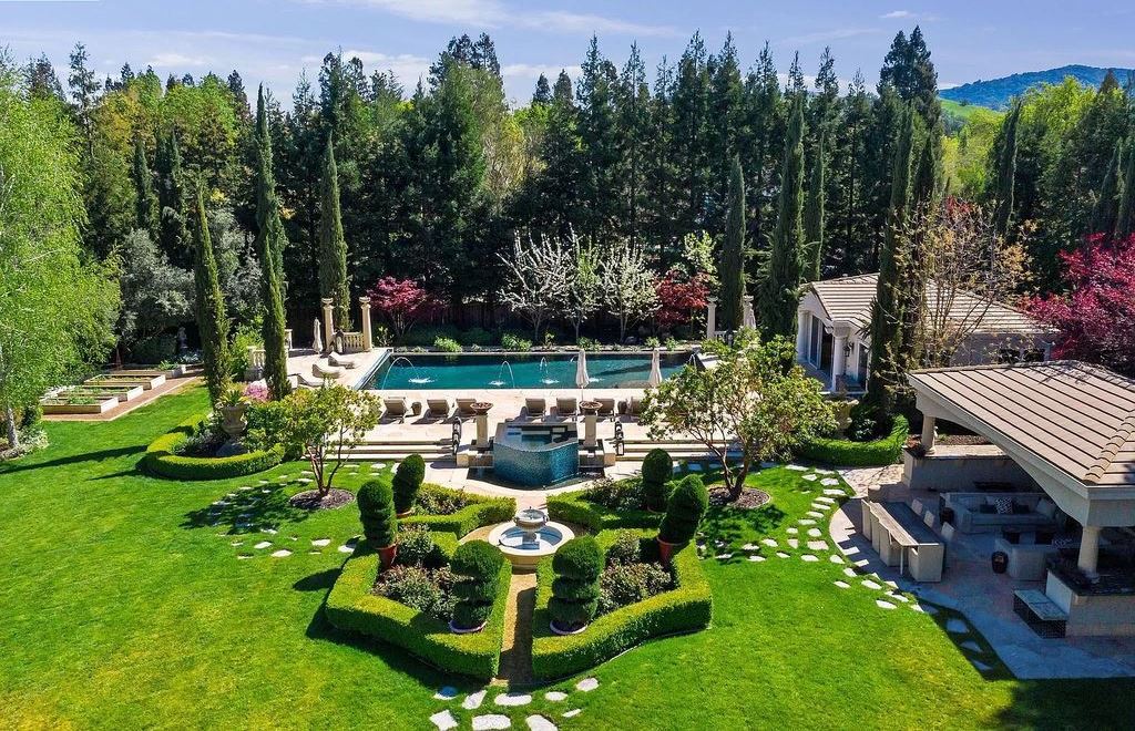 The Estate in Alamo, an entertainer’s paradise nestled on an exclusive and private flat 1.56 acres with all amenities for the premium California lifestyle is now available for sale. This home located at 115 Stephanie Ct, Alamo, California