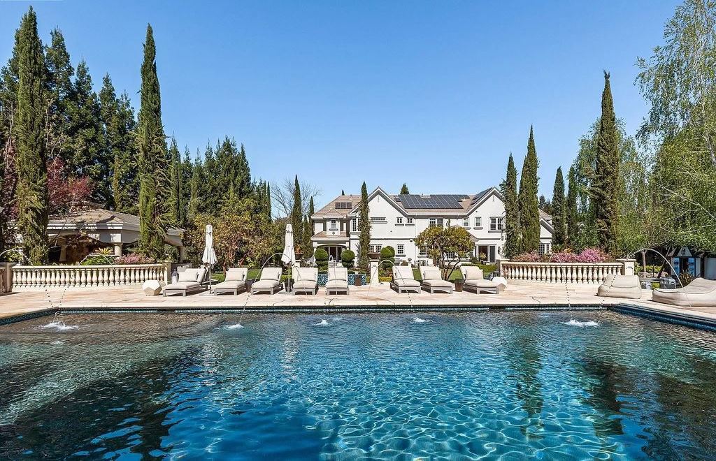 The Estate in Alamo, an entertainer’s paradise nestled on an exclusive and private flat 1.56 acres with all amenities for the premium California lifestyle is now available for sale. This home located at 115 Stephanie Ct, Alamo, California