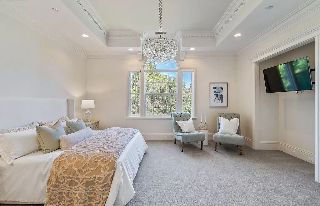 The Estate in Alamo, an entertainer’s paradise nestled on an exclusive and private flat 1.56 acres with all amenities for the premium California lifestyle is now available for sale. This home located at 115 Stephanie Ct, Alamo, California