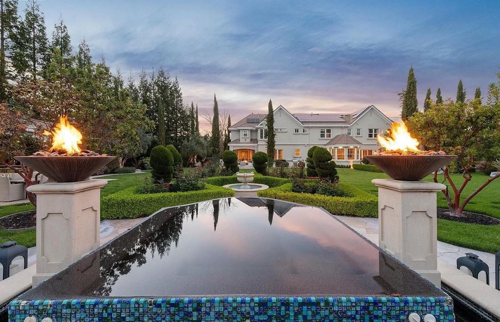The Estate in Alamo, an entertainer’s paradise nestled on an exclusive and private flat 1.56 acres with all amenities for the premium California lifestyle is now available for sale. This home located at 115 Stephanie Ct, Alamo, California