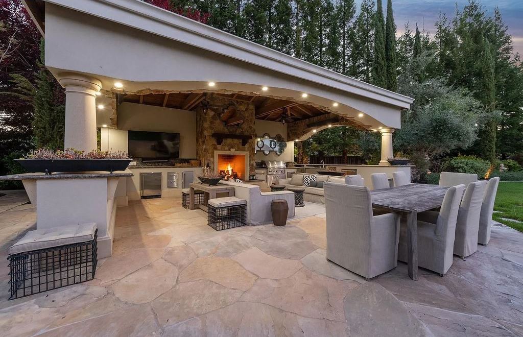 The Estate in Alamo, an entertainer’s paradise nestled on an exclusive and private flat 1.56 acres with all amenities for the premium California lifestyle is now available for sale. This home located at 115 Stephanie Ct, Alamo, California