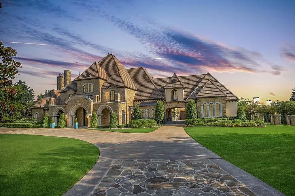 The Estate in Fort Worth, a beautiful home has an extraordinary outdoor entertainment with heated pool and waterslide on approximately 1.3 meticulously landscaped acres is now available for sale. This home located at 9517 Bella Terra Dr, Fort Worth, Texas