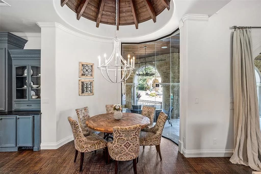The Estate in Fort Worth, a beautiful home has an extraordinary outdoor entertainment with heated pool and waterslide on approximately 1.3 meticulously landscaped acres is now available for sale. This home located at 9517 Bella Terra Dr, Fort Worth, Texas