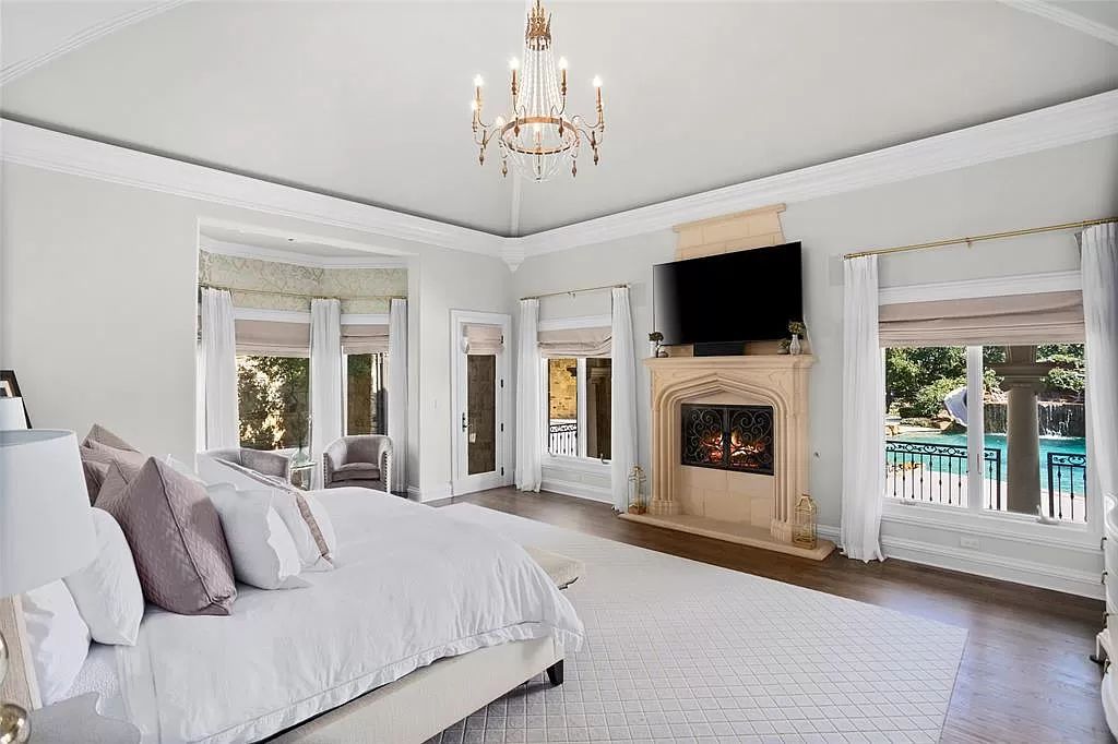 The Estate in Fort Worth, a beautiful home has an extraordinary outdoor entertainment with heated pool and waterslide on approximately 1.3 meticulously landscaped acres is now available for sale. This home located at 9517 Bella Terra Dr, Fort Worth, Texas