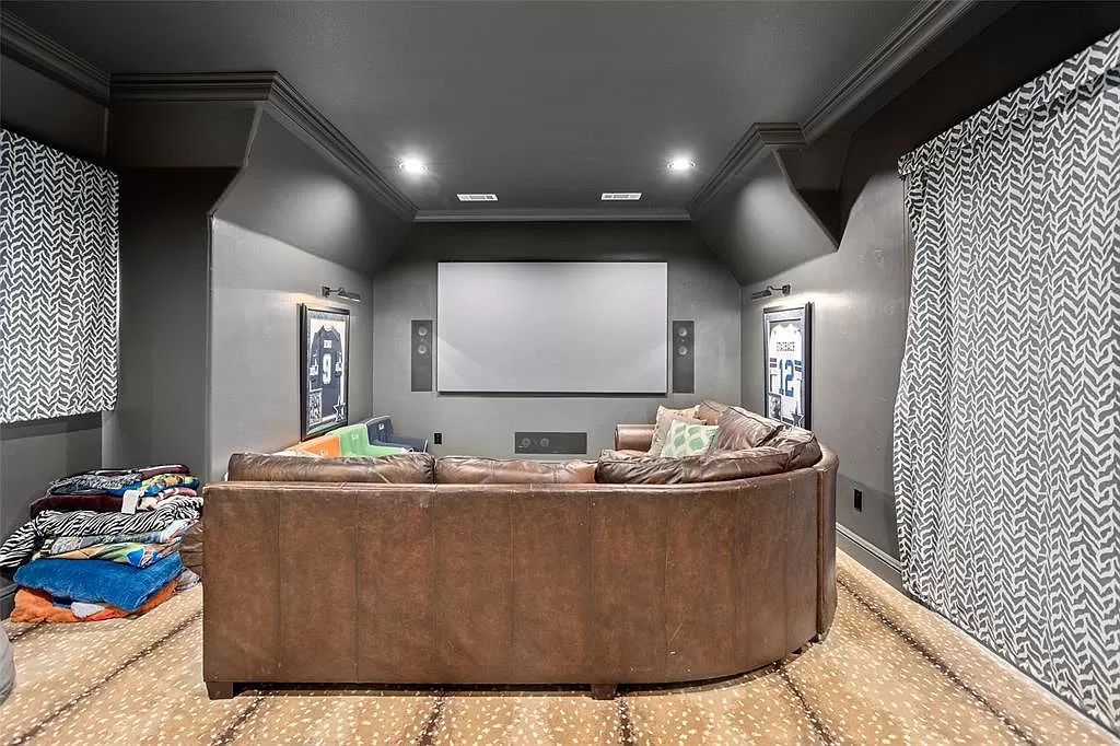 The Estate in Fort Worth, a beautiful home has an extraordinary outdoor entertainment with heated pool and waterslide on approximately 1.3 meticulously landscaped acres is now available for sale. This home located at 9517 Bella Terra Dr, Fort Worth, Texas