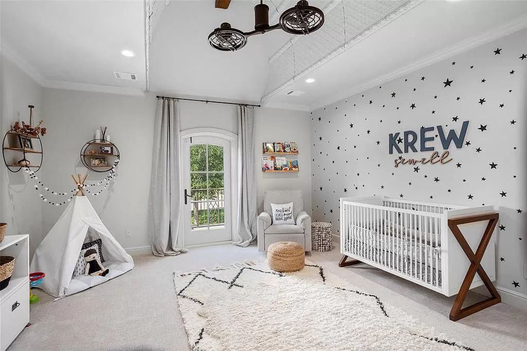 The Estate in Fort Worth, a beautiful home has an extraordinary outdoor entertainment with heated pool and waterslide on approximately 1.3 meticulously landscaped acres is now available for sale. This home located at 9517 Bella Terra Dr, Fort Worth, Texas
