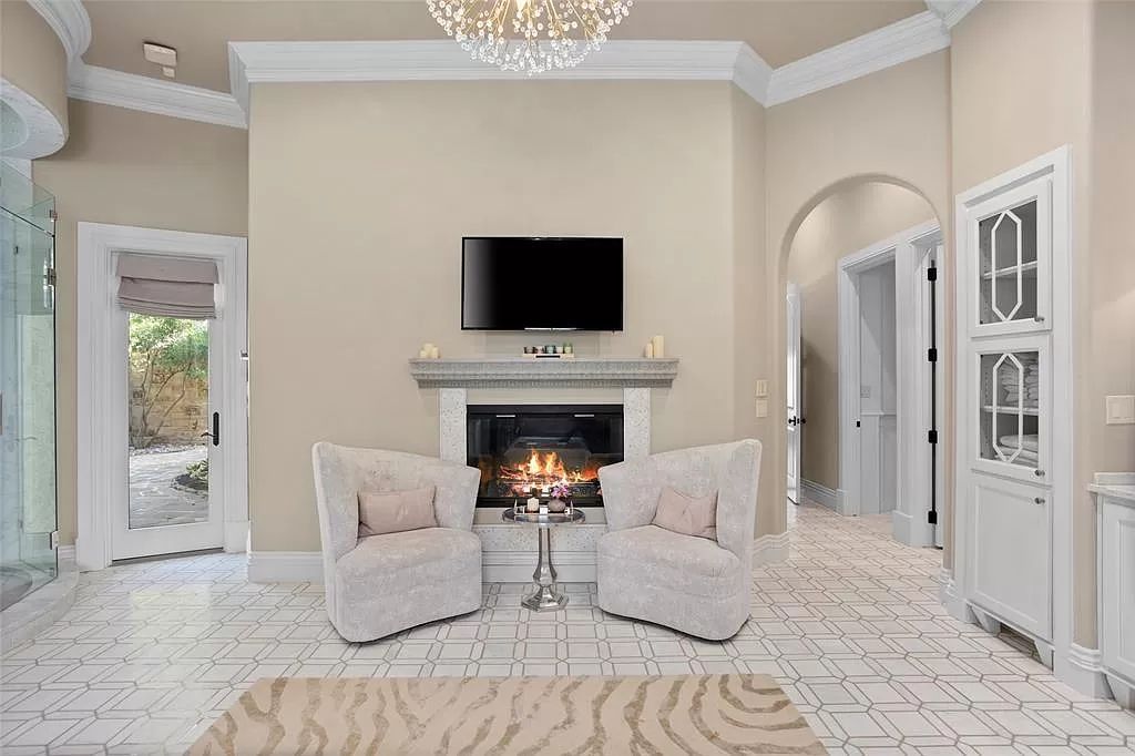 The Estate in Fort Worth, a beautiful home has an extraordinary outdoor entertainment with heated pool and waterslide on approximately 1.3 meticulously landscaped acres is now available for sale. This home located at 9517 Bella Terra Dr, Fort Worth, Texas