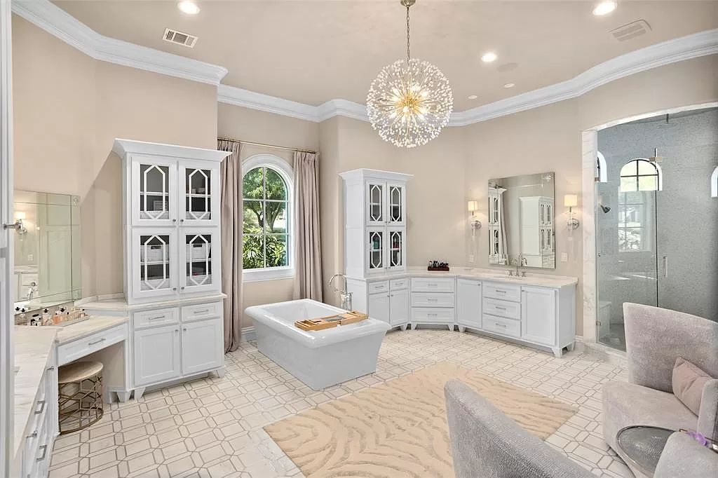 The Estate in Fort Worth, a beautiful home has an extraordinary outdoor entertainment with heated pool and waterslide on approximately 1.3 meticulously landscaped acres is now available for sale. This home located at 9517 Bella Terra Dr, Fort Worth, Texas
