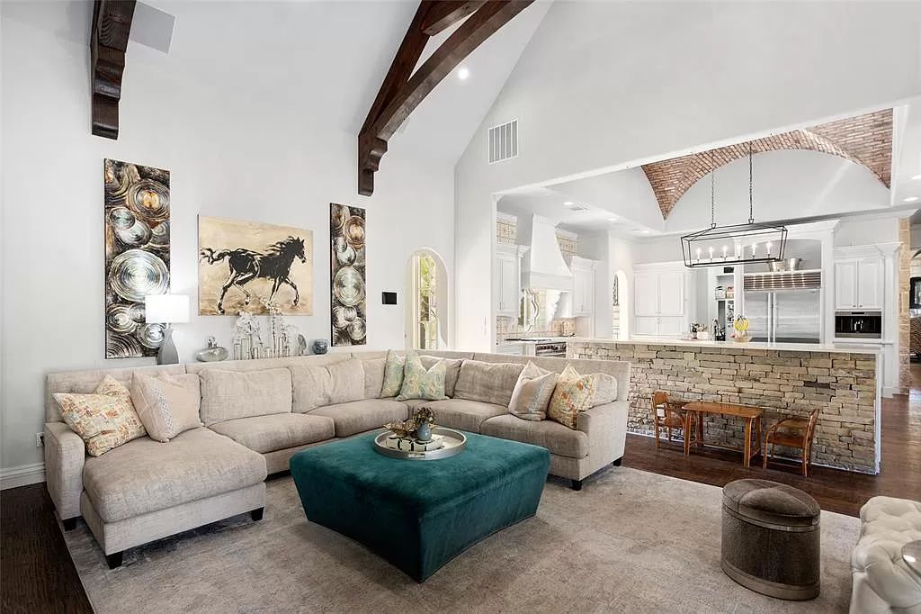 The Estate in Fort Worth, a beautiful home has an extraordinary outdoor entertainment with heated pool and waterslide on approximately 1.3 meticulously landscaped acres is now available for sale. This home located at 9517 Bella Terra Dr, Fort Worth, Texas