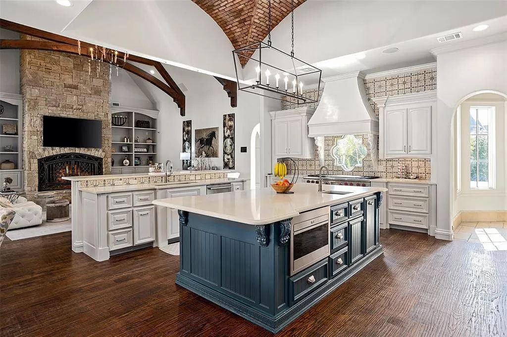 The Estate in Fort Worth, a beautiful home has an extraordinary outdoor entertainment with heated pool and waterslide on approximately 1.3 meticulously landscaped acres is now available for sale. This home located at 9517 Bella Terra Dr, Fort Worth, Texas