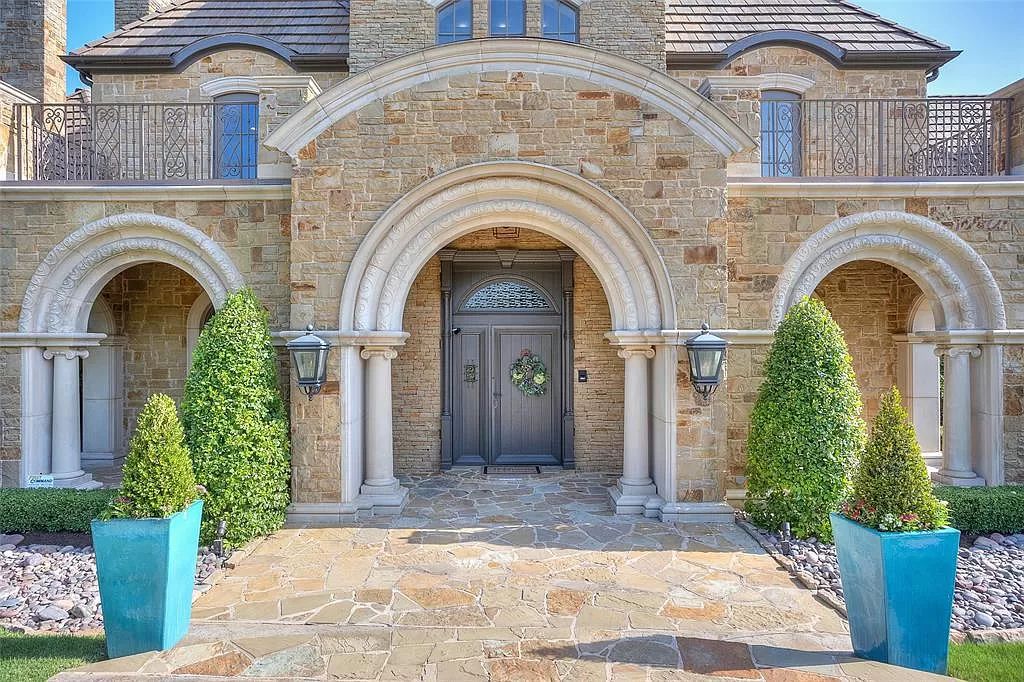 The Estate in Fort Worth, a beautiful home has an extraordinary outdoor entertainment with heated pool and waterslide on approximately 1.3 meticulously landscaped acres is now available for sale. This home located at 9517 Bella Terra Dr, Fort Worth, Texas