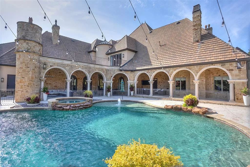 The Estate in Fort Worth, a beautiful home has an extraordinary outdoor entertainment with heated pool and waterslide on approximately 1.3 meticulously landscaped acres is now available for sale. This home located at 9517 Bella Terra Dr, Fort Worth, Texas