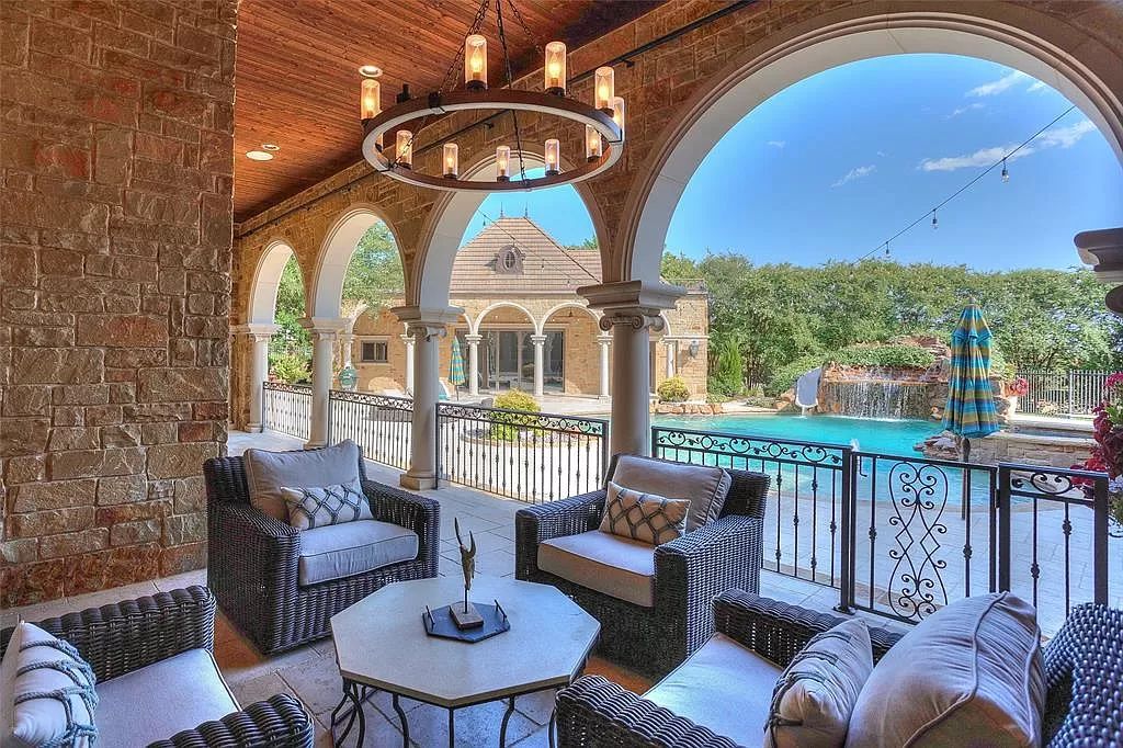 The Estate in Fort Worth, a beautiful home has an extraordinary outdoor entertainment with heated pool and waterslide on approximately 1.3 meticulously landscaped acres is now available for sale. This home located at 9517 Bella Terra Dr, Fort Worth, Texas