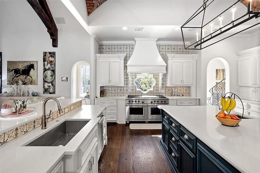 The Estate in Fort Worth, a beautiful home has an extraordinary outdoor entertainment with heated pool and waterslide on approximately 1.3 meticulously landscaped acres is now available for sale. This home located at 9517 Bella Terra Dr, Fort Worth, Texas