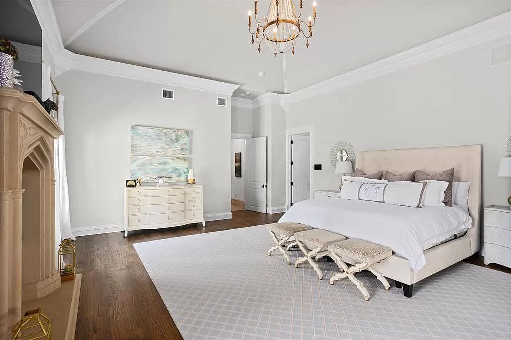 The Estate in Fort Worth, a beautiful home has an extraordinary outdoor entertainment with heated pool and waterslide on approximately 1.3 meticulously landscaped acres is now available for sale. This home located at 9517 Bella Terra Dr, Fort Worth, Texas