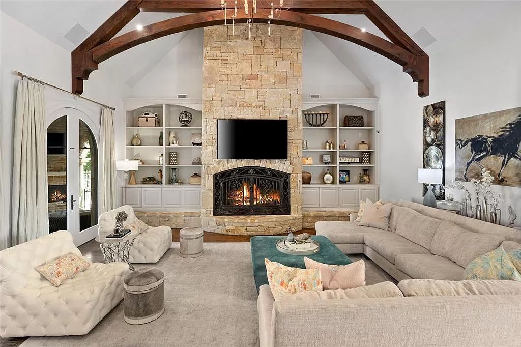 The Estate in Fort Worth, a beautiful home has an extraordinary outdoor entertainment with heated pool and waterslide on approximately 1.3 meticulously landscaped acres is now available for sale. This home located at 9517 Bella Terra Dr, Fort Worth, Texas