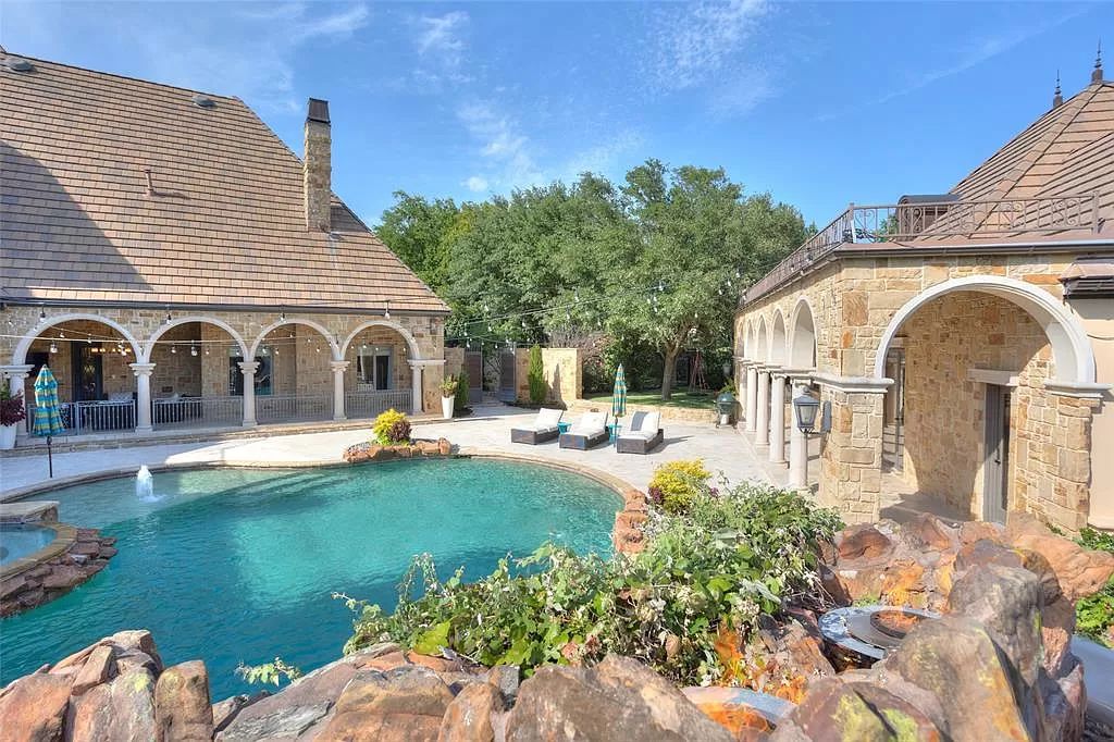 The Estate in Fort Worth, a beautiful home has an extraordinary outdoor entertainment with heated pool and waterslide on approximately 1.3 meticulously landscaped acres is now available for sale. This home located at 9517 Bella Terra Dr, Fort Worth, Texas