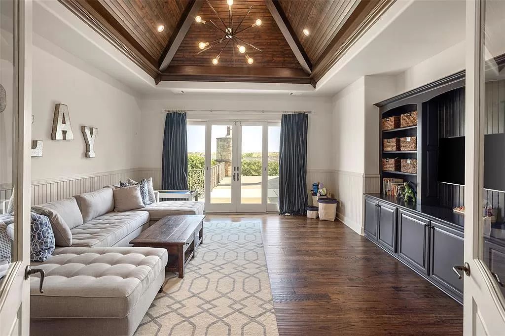 The Estate in Fort Worth, a beautiful home has an extraordinary outdoor entertainment with heated pool and waterslide on approximately 1.3 meticulously landscaped acres is now available for sale. This home located at 9517 Bella Terra Dr, Fort Worth, Texas