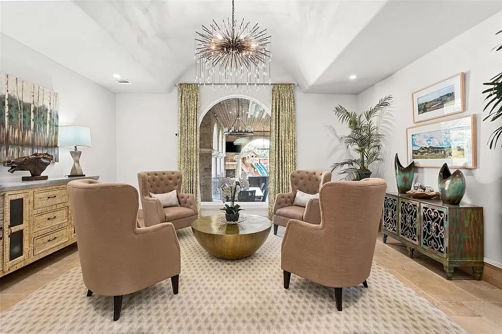 The Estate in Fort Worth, a beautiful home has an extraordinary outdoor entertainment with heated pool and waterslide on approximately 1.3 meticulously landscaped acres is now available for sale. This home located at 9517 Bella Terra Dr, Fort Worth, Texas