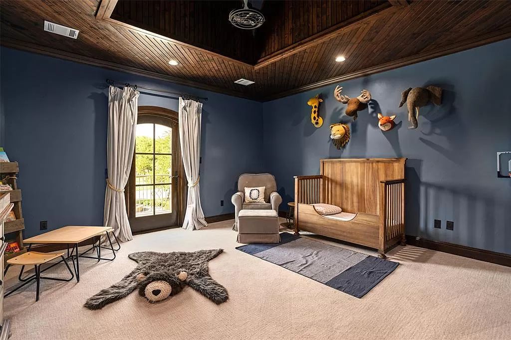 The Estate in Fort Worth, a beautiful home has an extraordinary outdoor entertainment with heated pool and waterslide on approximately 1.3 meticulously landscaped acres is now available for sale. This home located at 9517 Bella Terra Dr, Fort Worth, Texas
