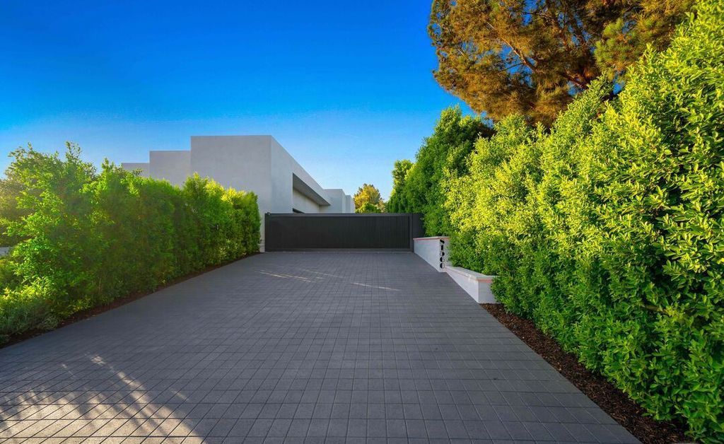 The Madison Club Mansion in La Quinta is an exquisite warm contemporary home with massive gates and mature and magnificent landscape on all sides create unique atmospheric privacy now available for sale. This home located at 81560 Baffin Ave, La Quinta, California