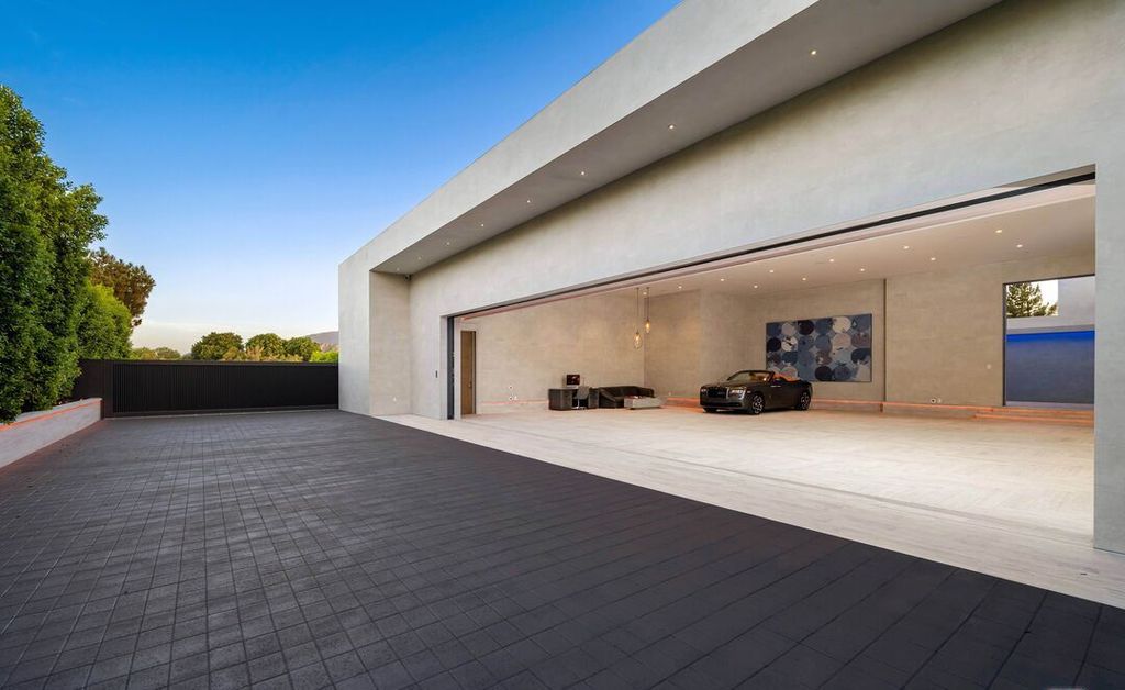 The Madison Club Mansion in La Quinta is an exquisite warm contemporary home with massive gates and mature and magnificent landscape on all sides create unique atmospheric privacy now available for sale. This home located at 81560 Baffin Ave, La Quinta, California