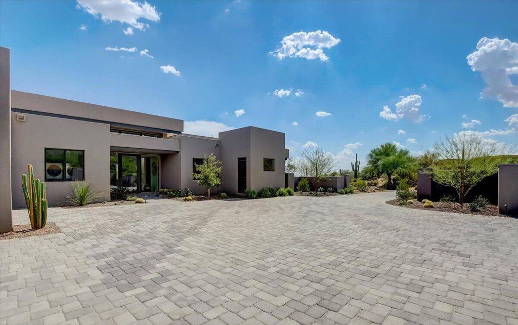 The Scottsdale Home, a brand new Mortensen Signature residence boasts natural elegance and contemporary desert flair. This home located at 10929 E Fortuna Dr, Scottsdale, Arizona